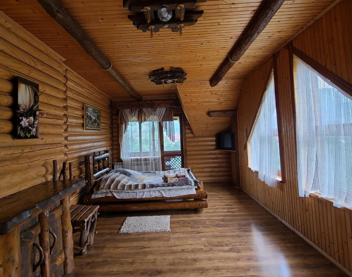 Гуцульська Хата Hotel Yaremche Exterior foto