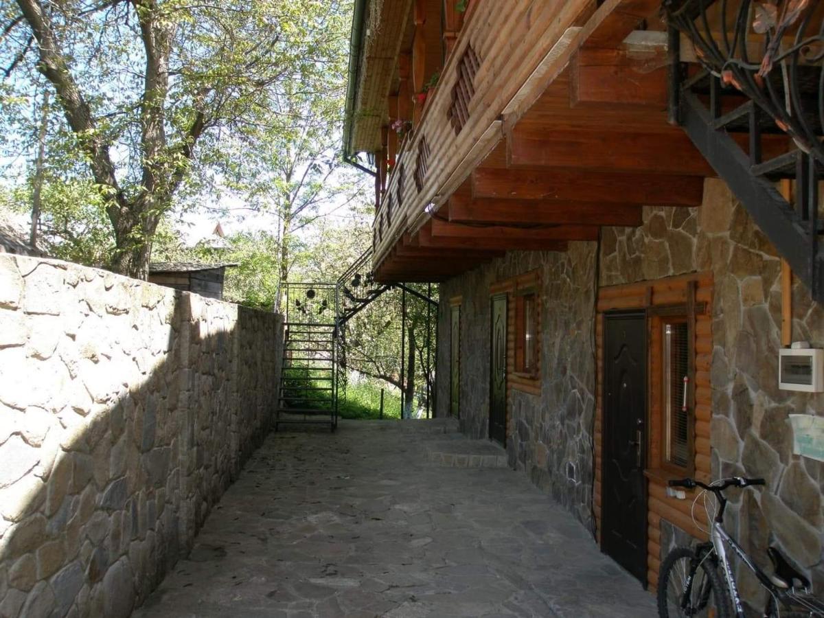 Гуцульська Хата Hotel Yaremche Exterior foto