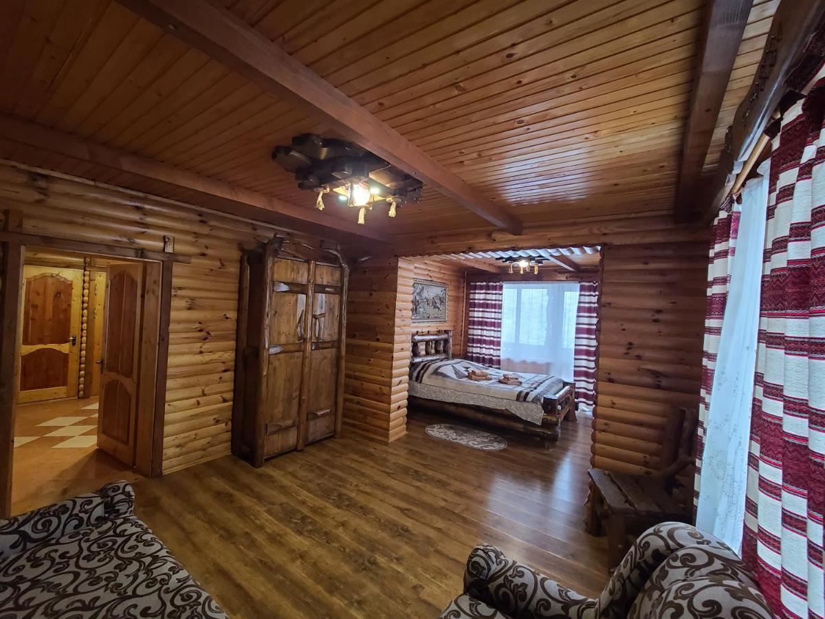 Гуцульська Хата Hotel Yaremche Exterior foto