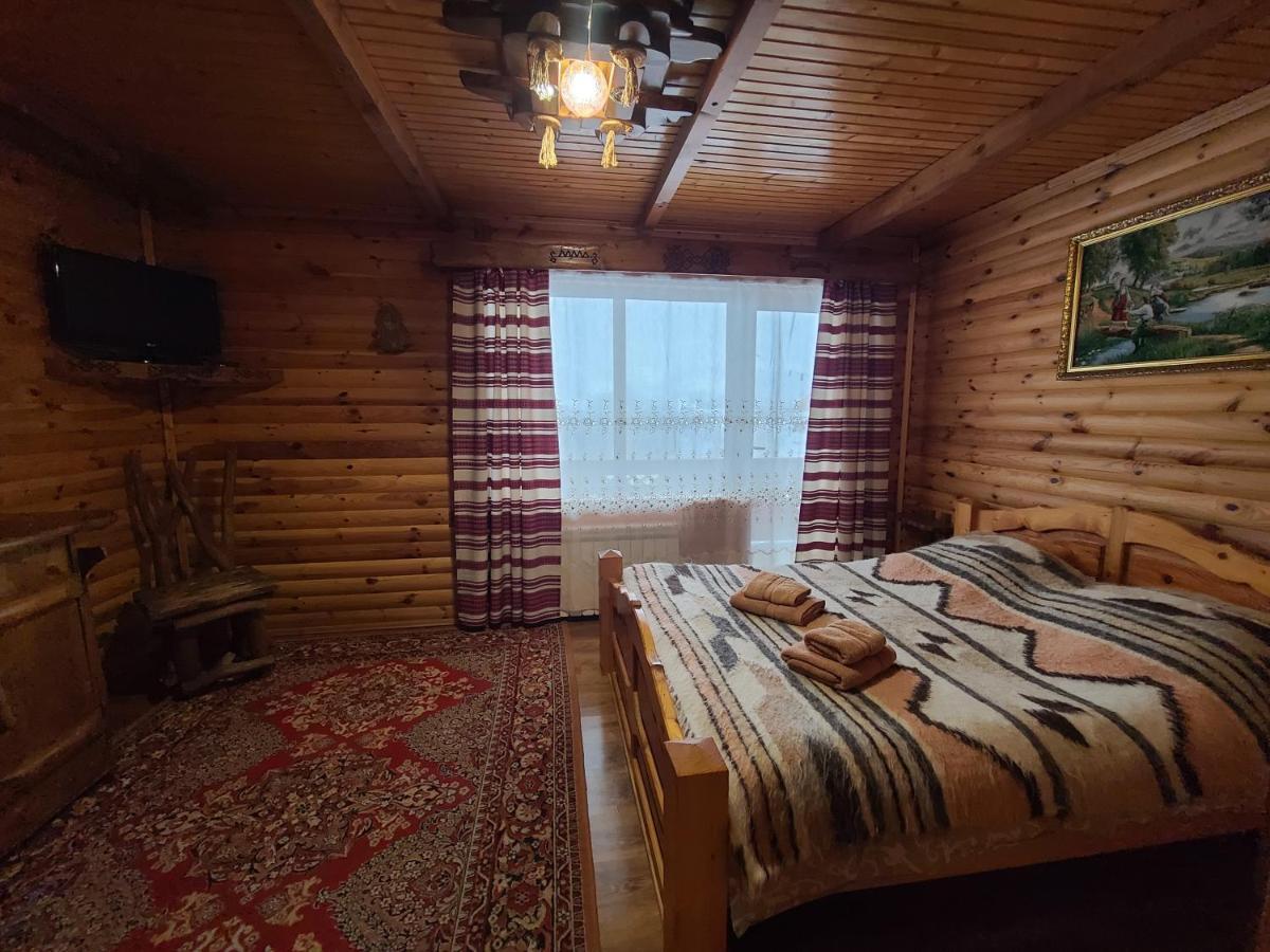 Гуцульська Хата Hotel Yaremche Exterior foto
