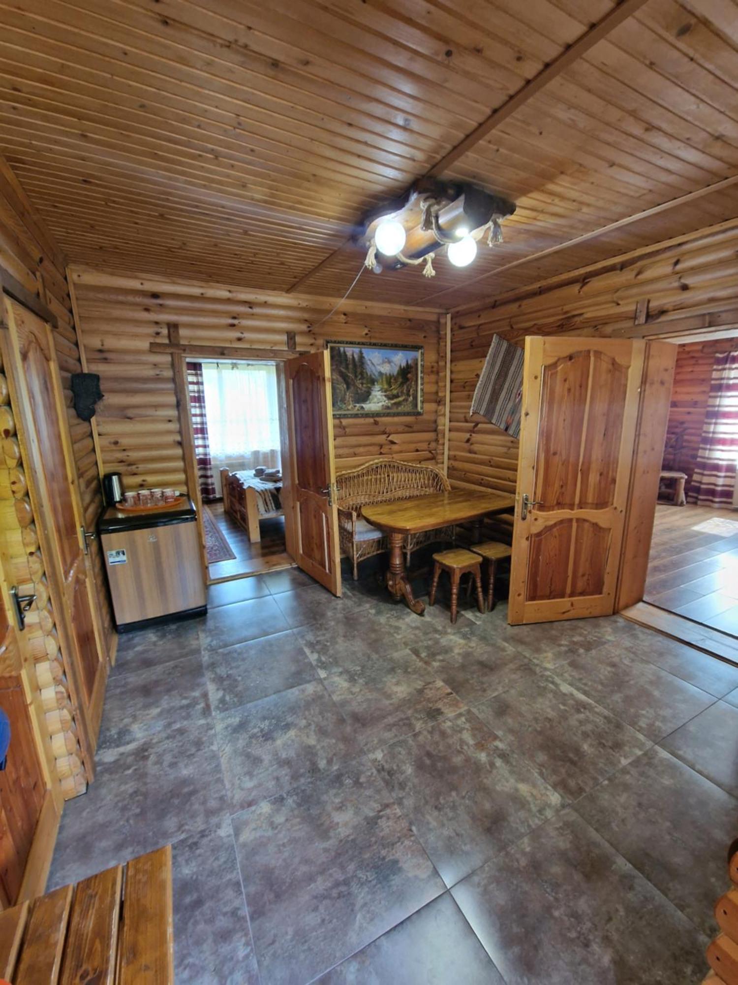 Гуцульська Хата Hotel Yaremche Exterior foto