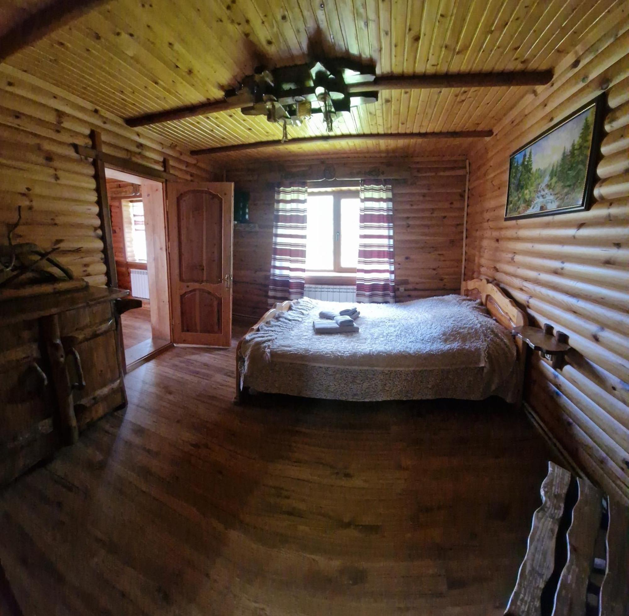 Гуцульська Хата Hotel Yaremche Exterior foto