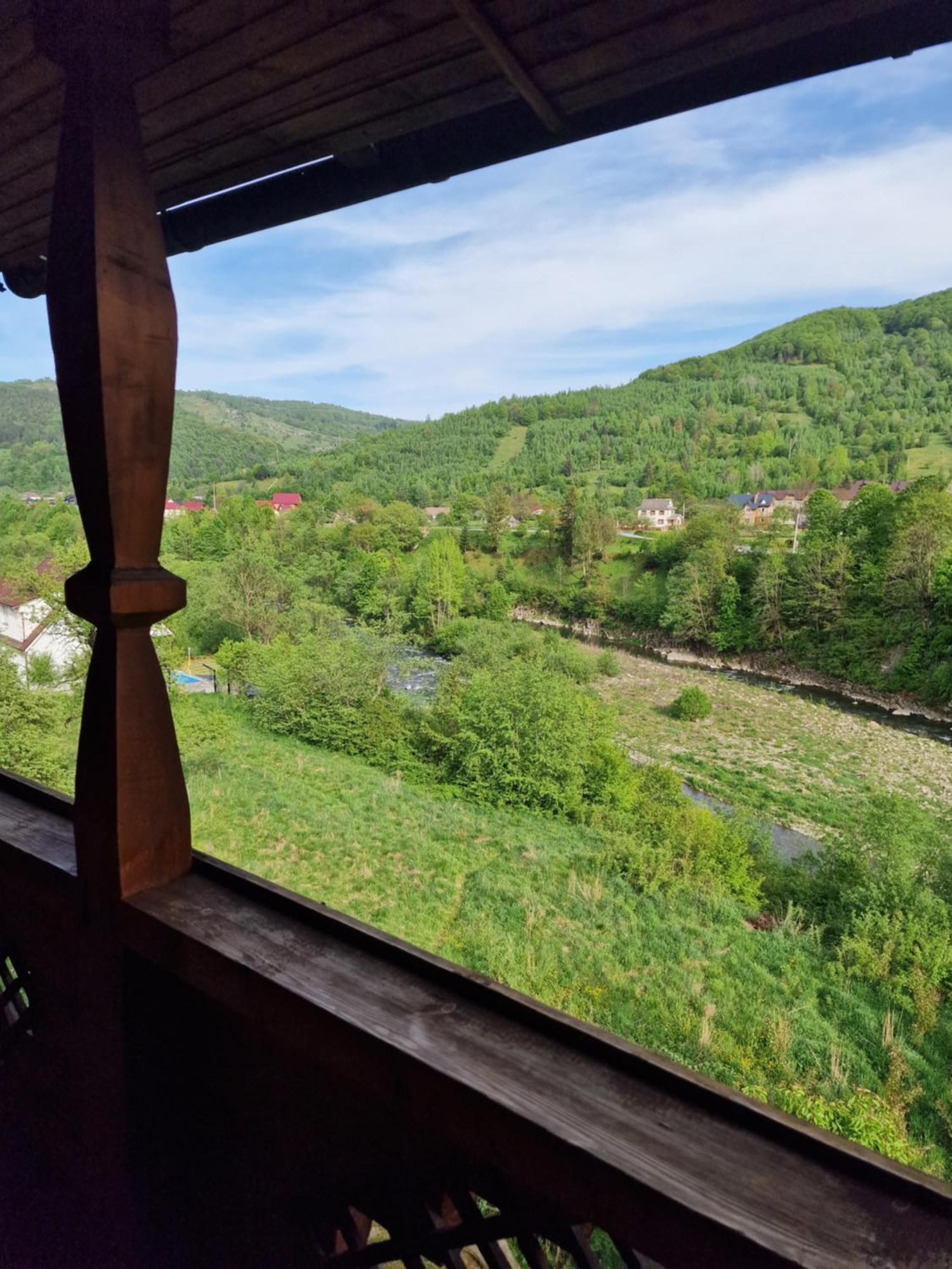 Гуцульська Хата Hotel Yaremche Exterior foto
