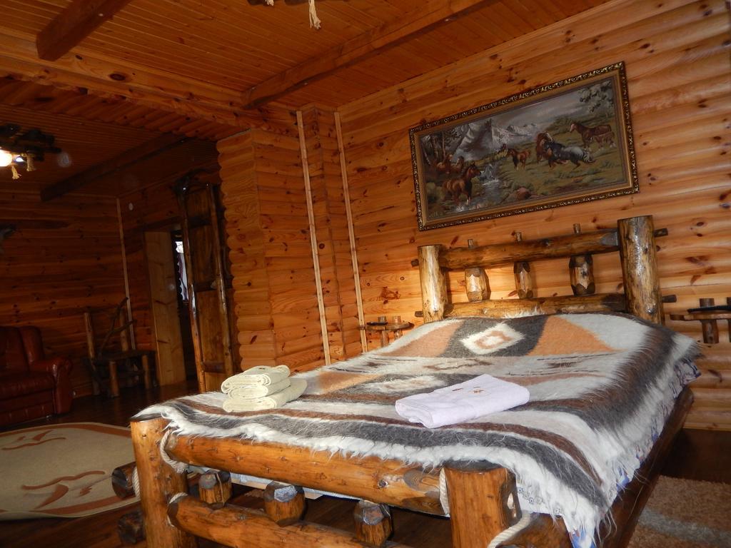 Гуцульська Хата Hotel Yaremche Exterior foto