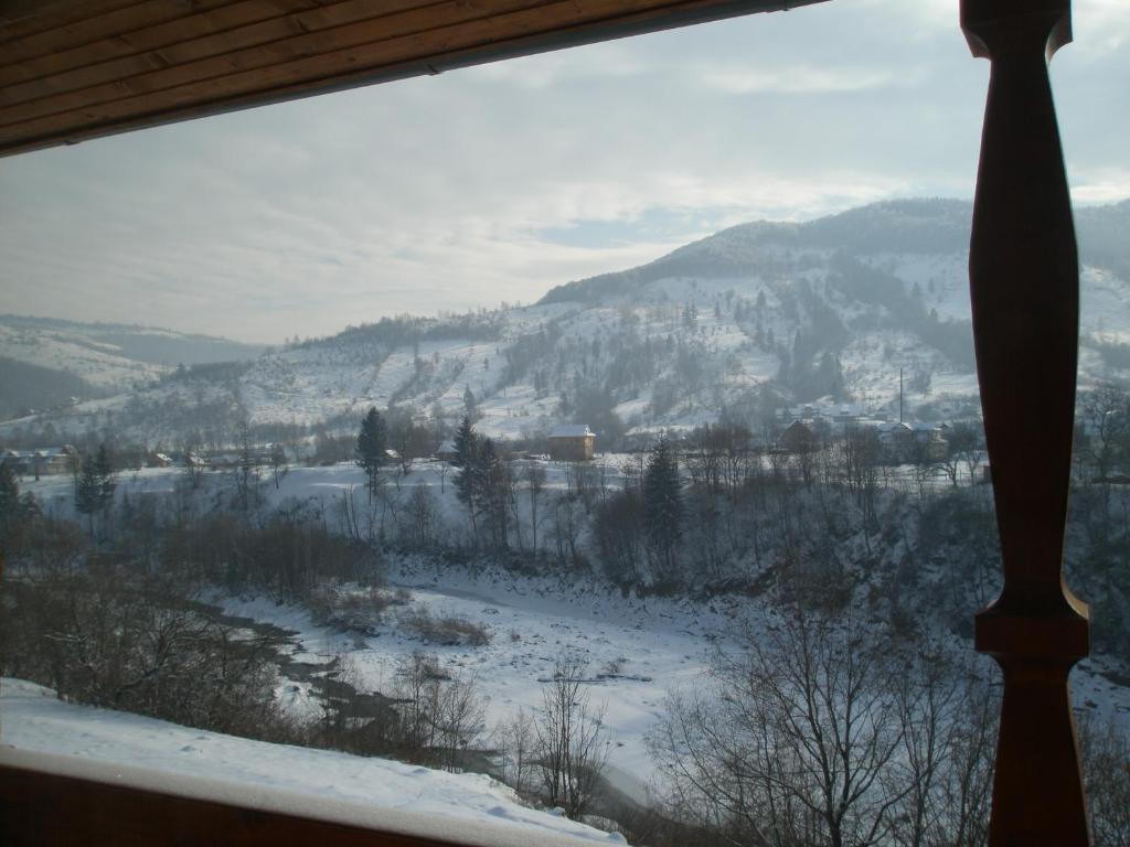 Гуцульська Хата Hotel Yaremche Exterior foto