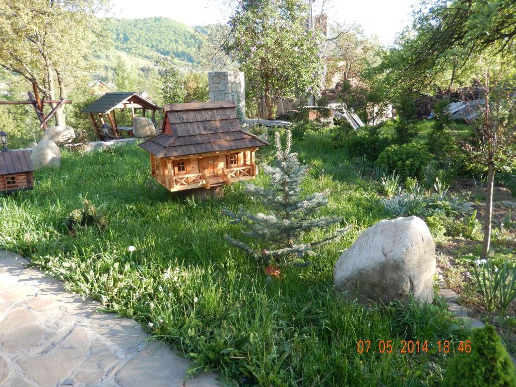 Гуцульська Хата Hotel Yaremche Exterior foto